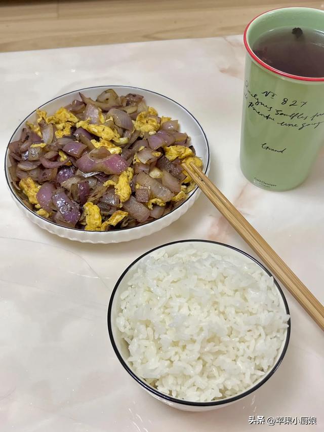 上海小伙负债15万后，晒出一人餐饭菜，网友：寒酸又真实