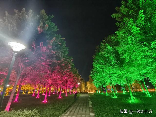 入夜，通化2021年打造的佟佳江旅游度假区灯光亮起，如梦似幻