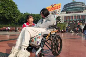 暖心！重庆志愿者帮渐冻症女导游故地重游圆梦图片