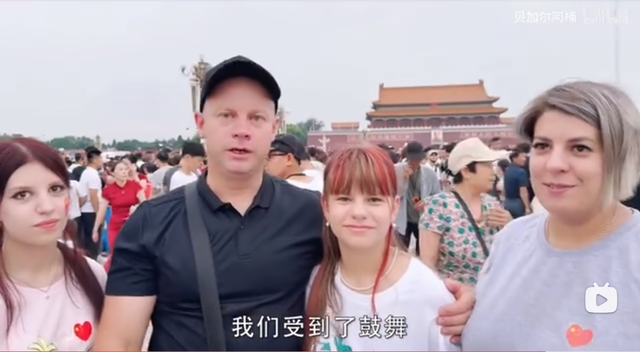 老外到北京看升国旗：穿越30年时空，重写《共和国的早晨》