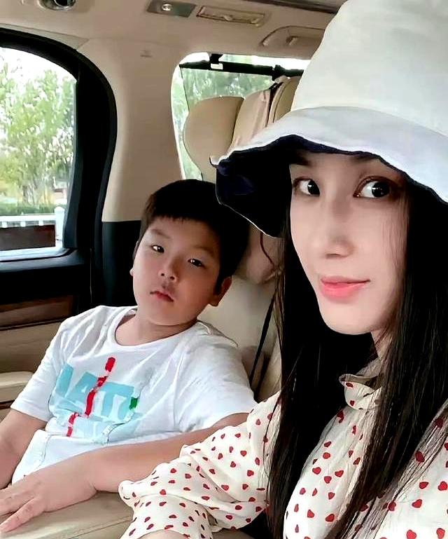杨子陪黄圣依娘家过中秋，13岁安迪瘦身变化大