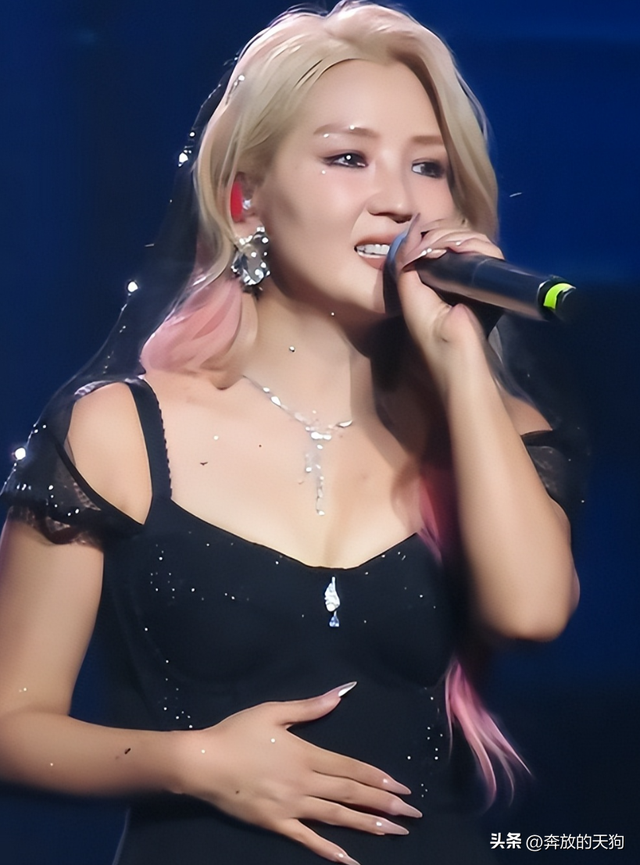 39岁何洁不忍直视，腋下勒出副乳肚子三层肉，4个娃要养操劳疲惫