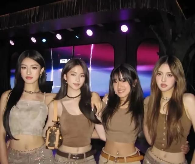 贾静雯的女儿梧桐妹完美继承了她的美貌，甚至比她还耀眼迷人。