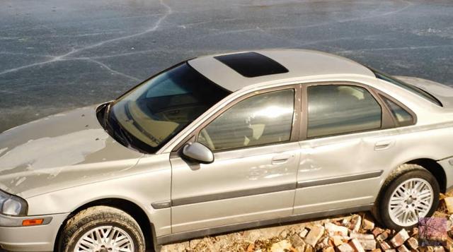 湖面上咋停了辆车，还成热门景点了？几百人来打卡，这得有多闲