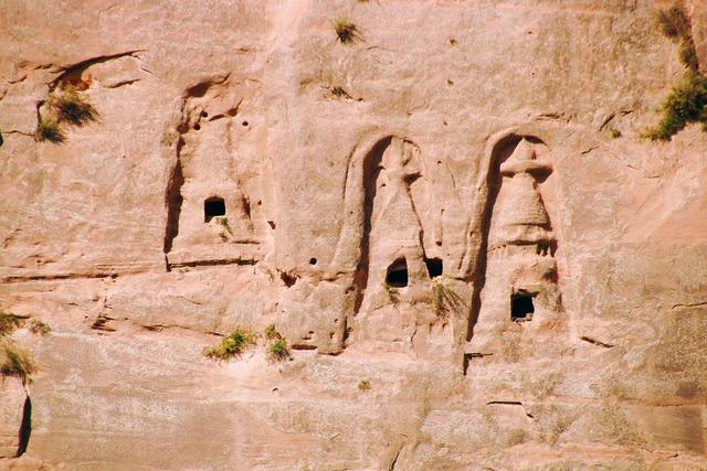 张掖马蹄寺石窟群，开凿于十六国北凉时期，是祁连山下的佛国秘境