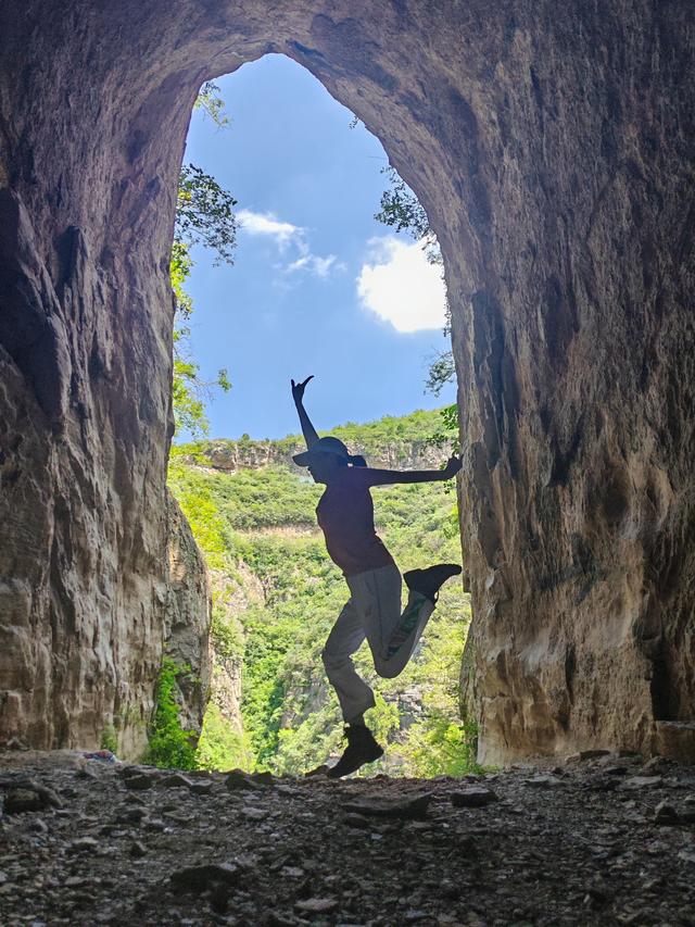 山西太行山中藏着一只天眼，当地人称老雕窝，驴友叫它天门洞