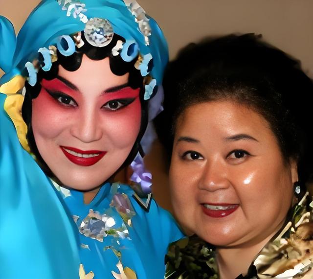 吃里扒外，永不回国？她带领30名演员选择留美，如今年过花甲归来