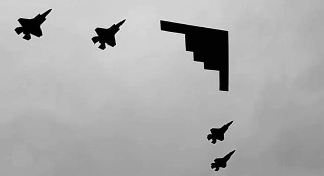 普京被请进“包围圈”？满眼都是F22和阿帕奇，F35和B-2低空剃头