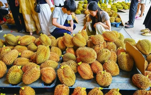 泰国大量水果腐烂，因为摊上的一句中文，中国游客：自己留着吧