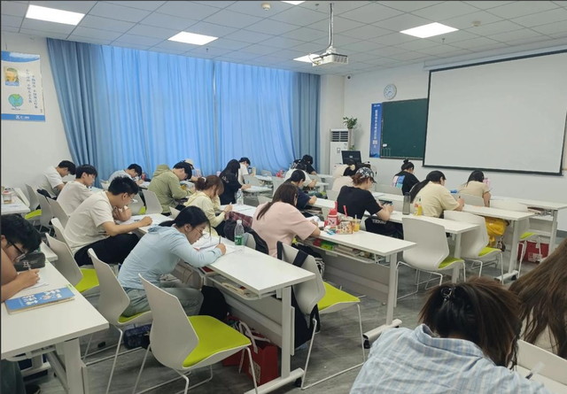 教育部扔下重磅炸弹：2026年开始，全国一律不准再买校外商业试卷