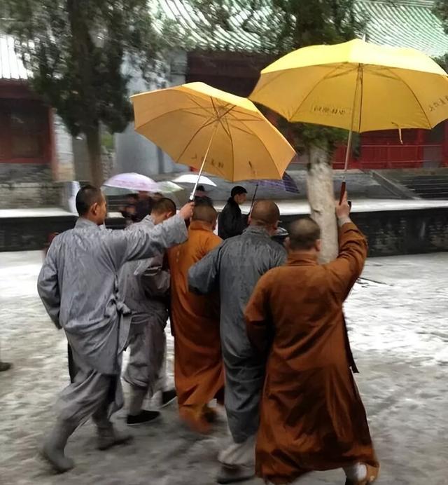释永信被查5天，恶心一幕出现，多名女星受牵连，央视名嘴也在内