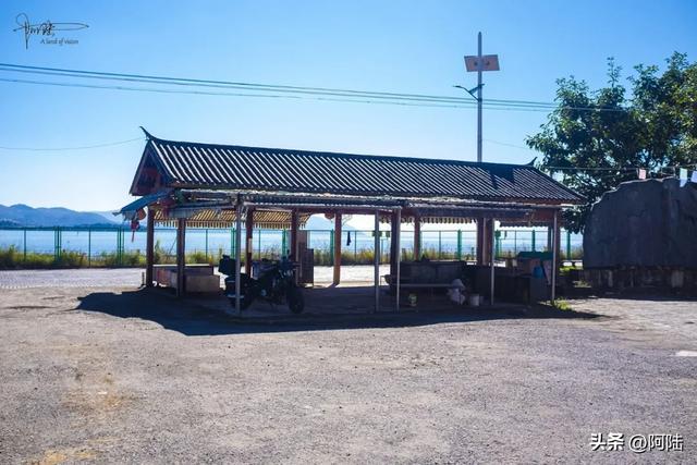 在洱海边的红山本主庙流口水,只因邂逅了好几户白族人家的聚餐