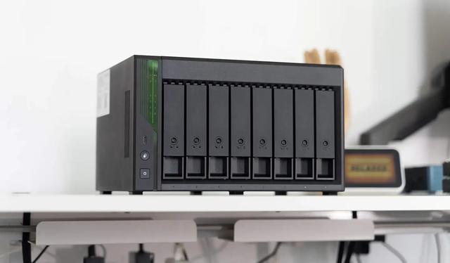 威联通2025新品Qu805首测：8盘位 + N355 + 16GB，性能与性价比全有了