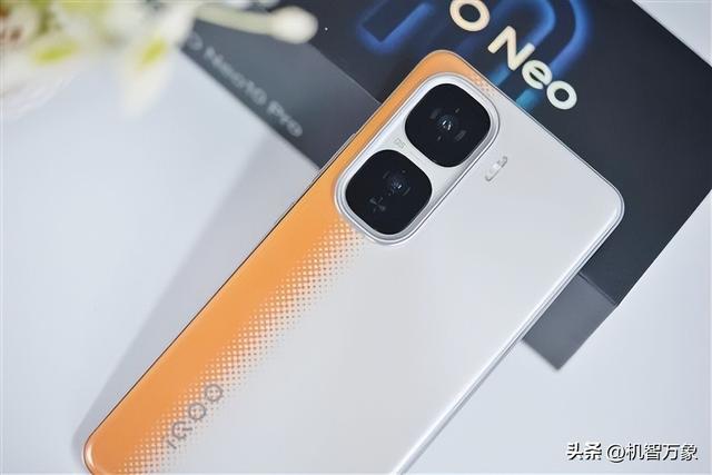 iQOO Neo11系列入网，标配2K国产屏+百瓦闪充大电池，延续双芯战略