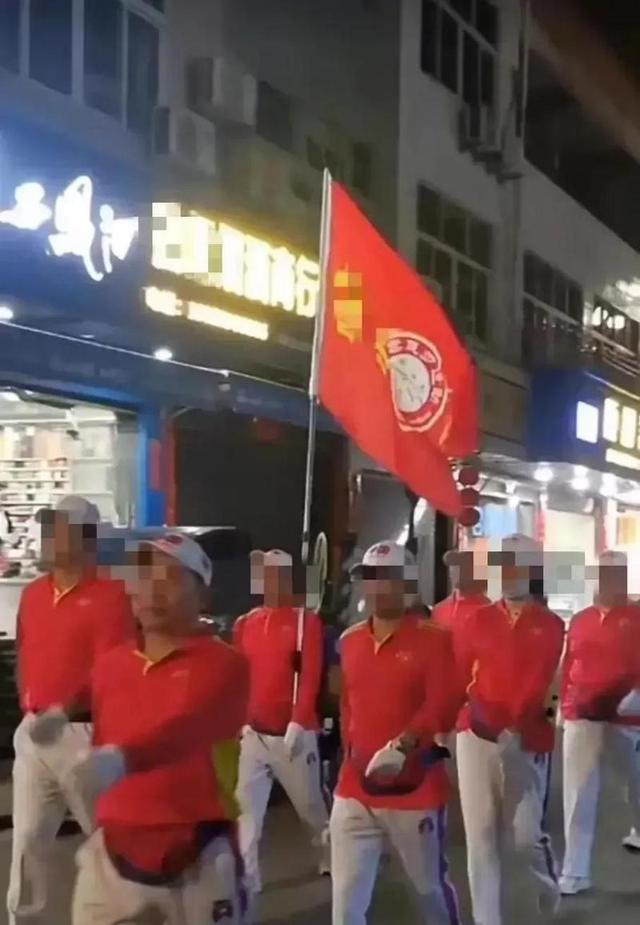祸害！暴走团逼停救护车，团主强硬回怼，网友：停他们退休金！