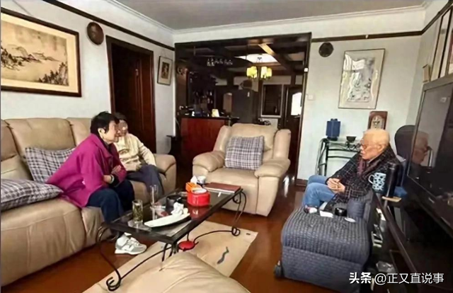 90岁焦晃现状堪忧：穿纸尿裤严重忘事，与小30岁妻子住无电梯顶层
