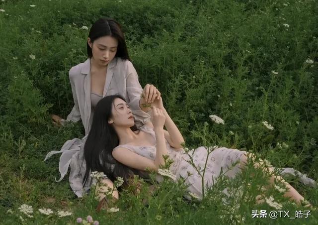 去旅行吧,去看看这个世界,在配上这个文案,选一张照片。
