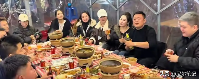 赵本山儿子请客吃砂锅，在暖棚里凑桌显寒酸，宋晓峰喝到鼻脸通红