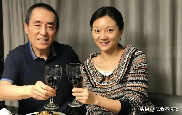 恩爱25年抵不过残酷现实，74岁张艺谋年老色衰，43岁陈婷花样年华