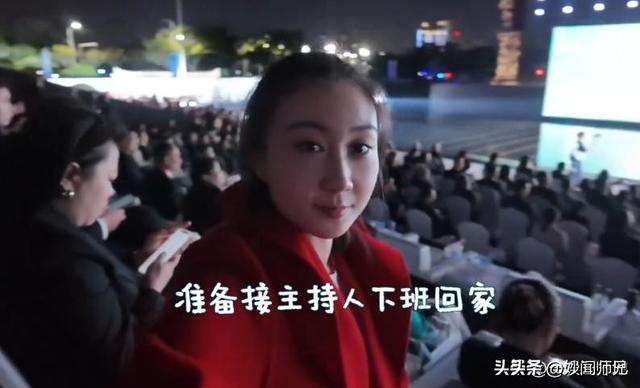 水均益泉州给女儿带娃	，与前妻18年后再同框，主动搭话对方却不理