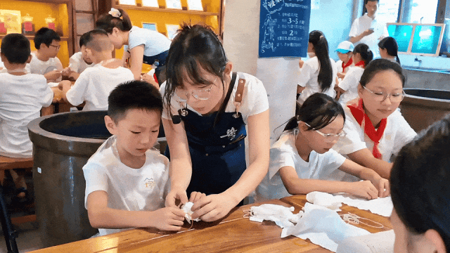 宜宾冠英古街秋假遛娃指南：非遗扎染、燃面研学、江边喂鱼，一站式玩透！