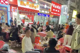 5万改造老店，9天营收21万！武汉黑鸭煲凭啥让年轻人疯抢？图片