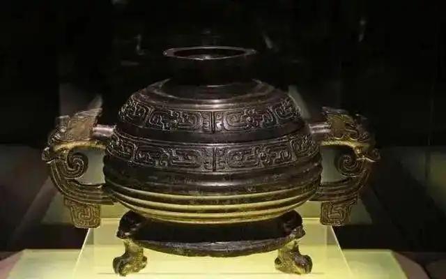 女子逛博物馆，指着镇馆之宝惊呼：这没盖的碗，和我家盖子是一对