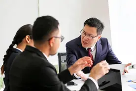 老领导退休不交权,新领导请他喝茶,隔天他就"失联",我当场愣住了图片