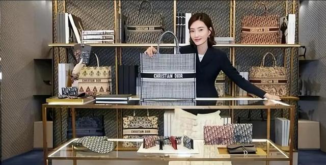 诈骗13.9亿、金条茅台垫桌腿，王丽坤"豪门"成噩梦 ，刘涛深受其害