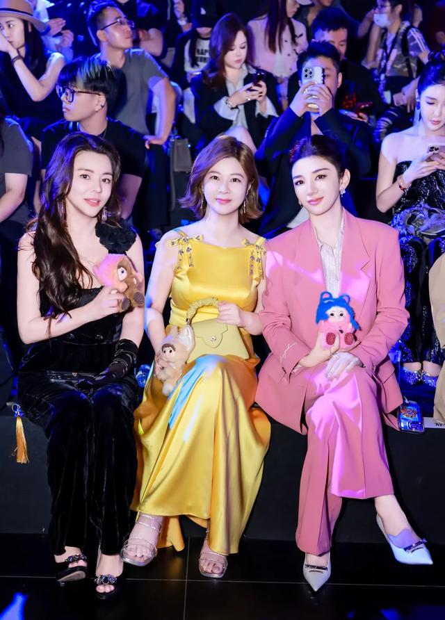 杜华晒星二代走秀！甜馨比李小璐还高，酒窝有星范儿，黄奕尴尬了