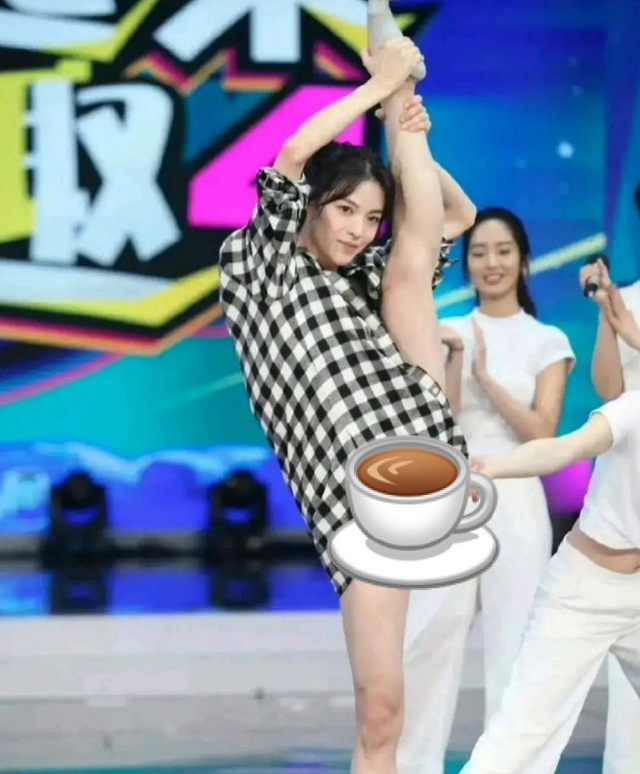 活动现场堪称混乱，杨幂刘亦菲表现截然不同，一人抢C位受到反噬