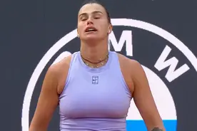 砸球，换球拍，仰天长叹，萨巴伦卡输在哪里？郑钦文说了句大实话图片