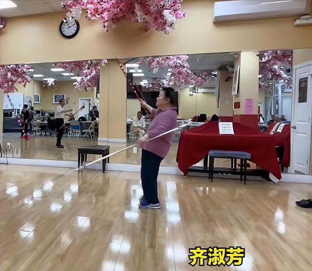 吃里爬外，永不回国？她带领30名演员选择留美，如今年过花甲归来