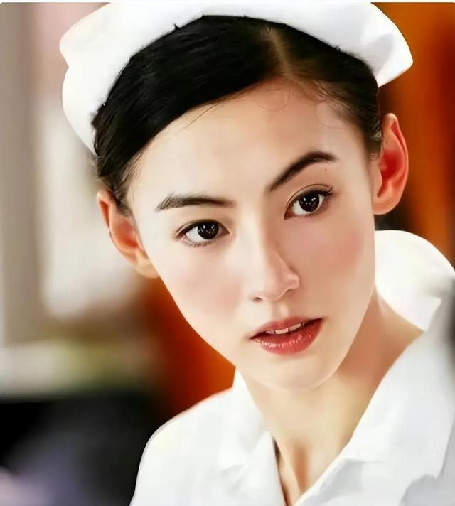 谢霆锋也没想到，张柏芝会因阅兵当天的一特殊举动，实现口碑暴增