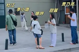 李小璐霍思燕两家6口出游，两人风格相差太大，贾乃亮偷瞄前妻！图片