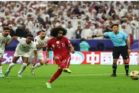 有了VAR的证据，海外转播员认为中国主裁马宁的判罚“非常突出”图片