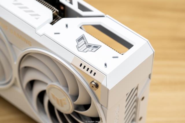 极地坚冰！华硕TUF RTX 5070Ti O16G白色游戏实测