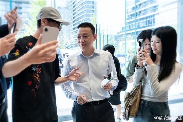 荣耀阿尔法全球旗舰店上新闻联播 从智慧体验殿堂到产业样本的蜕变