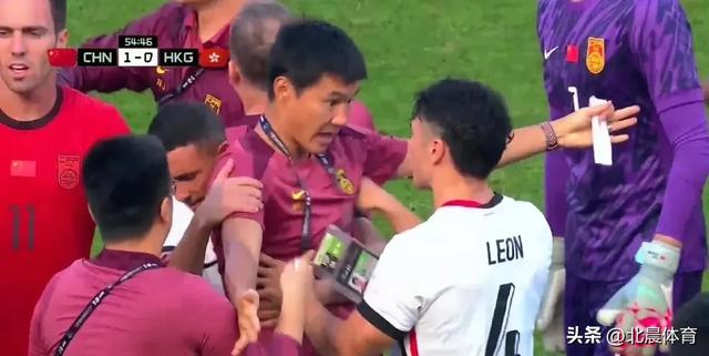 国足1-0香港，球员群殴引热议，球迷拍冲突视频称"这球踢得不对"