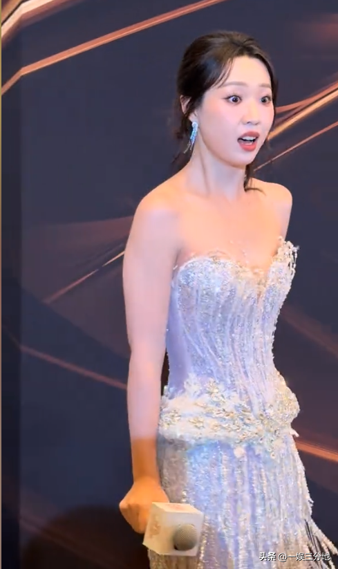 北京红毯	，摔跤、独眼龙造型	、礼服搭棉鞋，走秀反成大型灾难现场