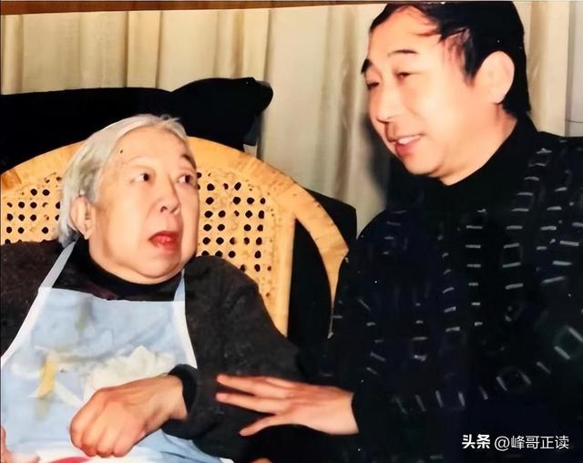 冯巩：与姐姐在大哥家过中秋节，父母不在了，兄弟姐妹感情依旧