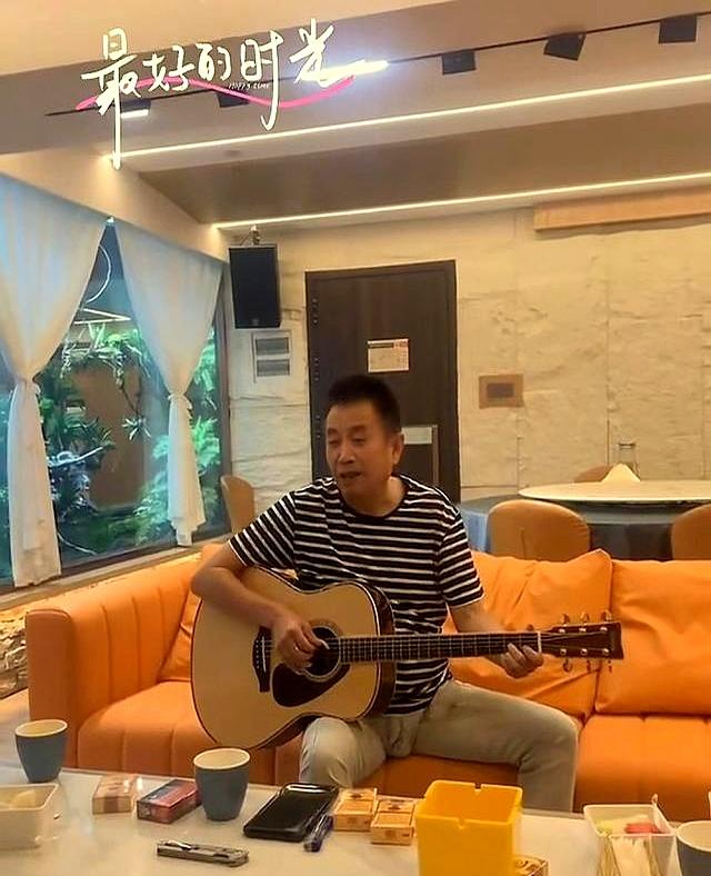 王子文一家老小现身北京街头，妈妈一脸富态，12岁儿子又高又壮