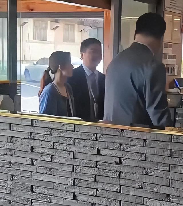 刘强东夫妇参加APEC峰会，女方穿四万外套气场十足，男方全程服侍