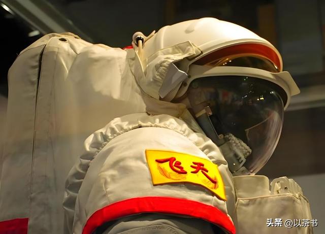 美国航天服造价5亿美元能用15年，中国航天服3000万，更有性价比