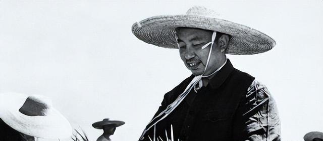 华国锋的夫人韩芝俊有多美？1961年的全家留影，30岁她端庄贤惠