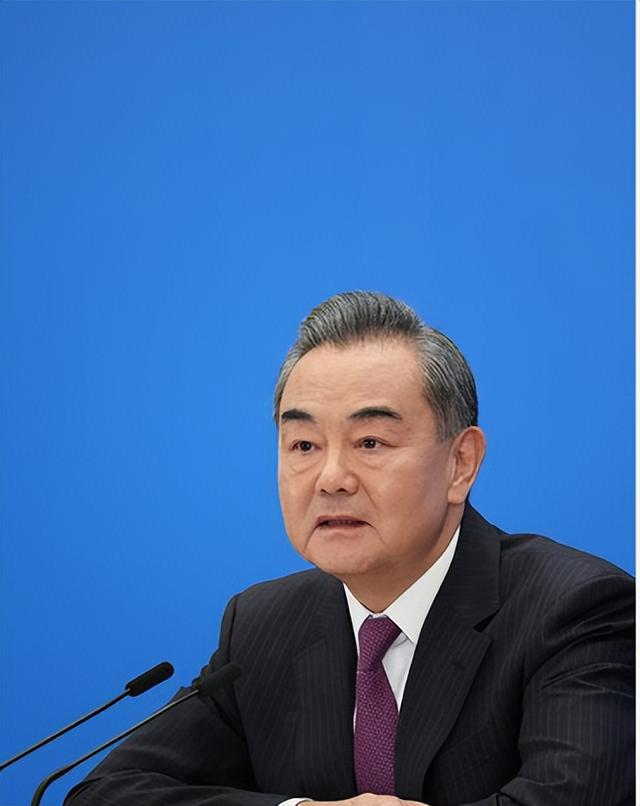 见完莫迪一面后，中方专机并未飞回北京，立马改道去了巴基斯坦