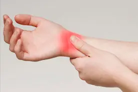 手腕疼就是缺钙？医生忠告：手腕若出现问题，或是这2种疾病来临图片