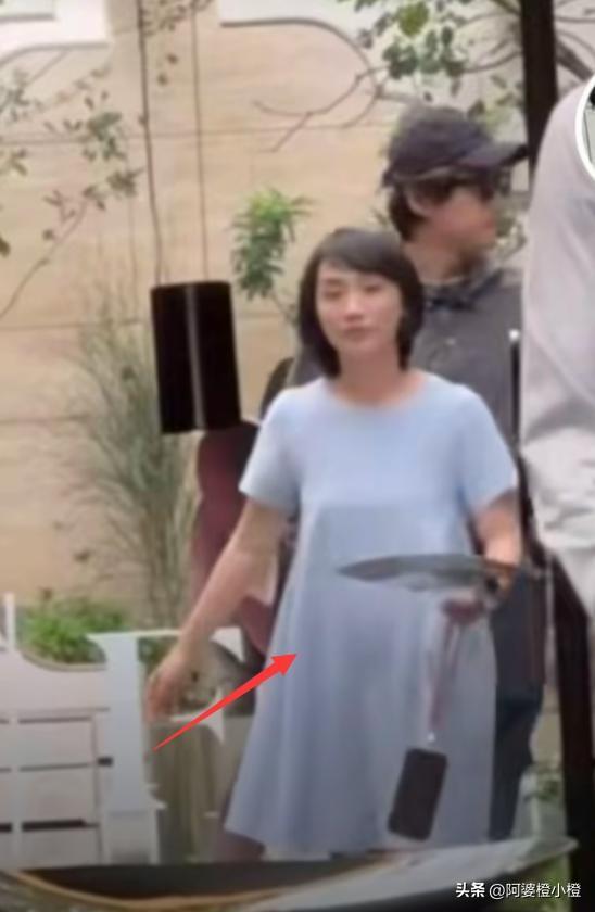 胡歌上海买房被偶遇，头顶秃了一大片	，老婆黄曦宁陪同，长相普通