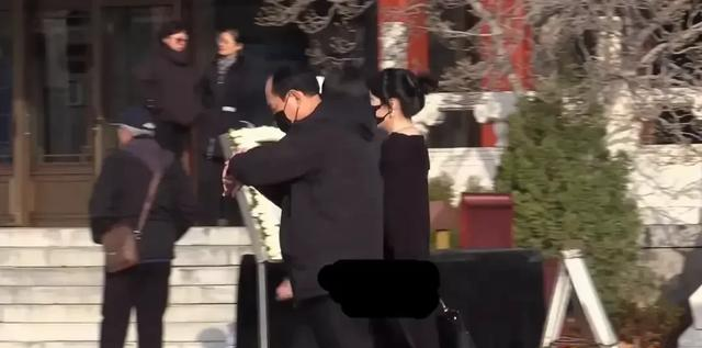 唐嫣罗晋现身！罗晋父亲葬礼现场	，罗晋手持照片，唐嫣紧随其后