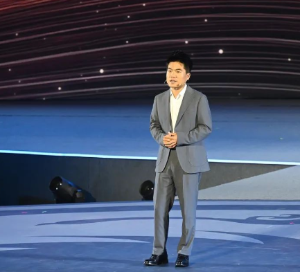 没想到，董宇辉受邀观礼阅兵才1个月，竟再次令所有人刮目相看
